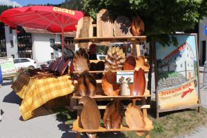 Razstava in prodaja unikatnih lesenih posod